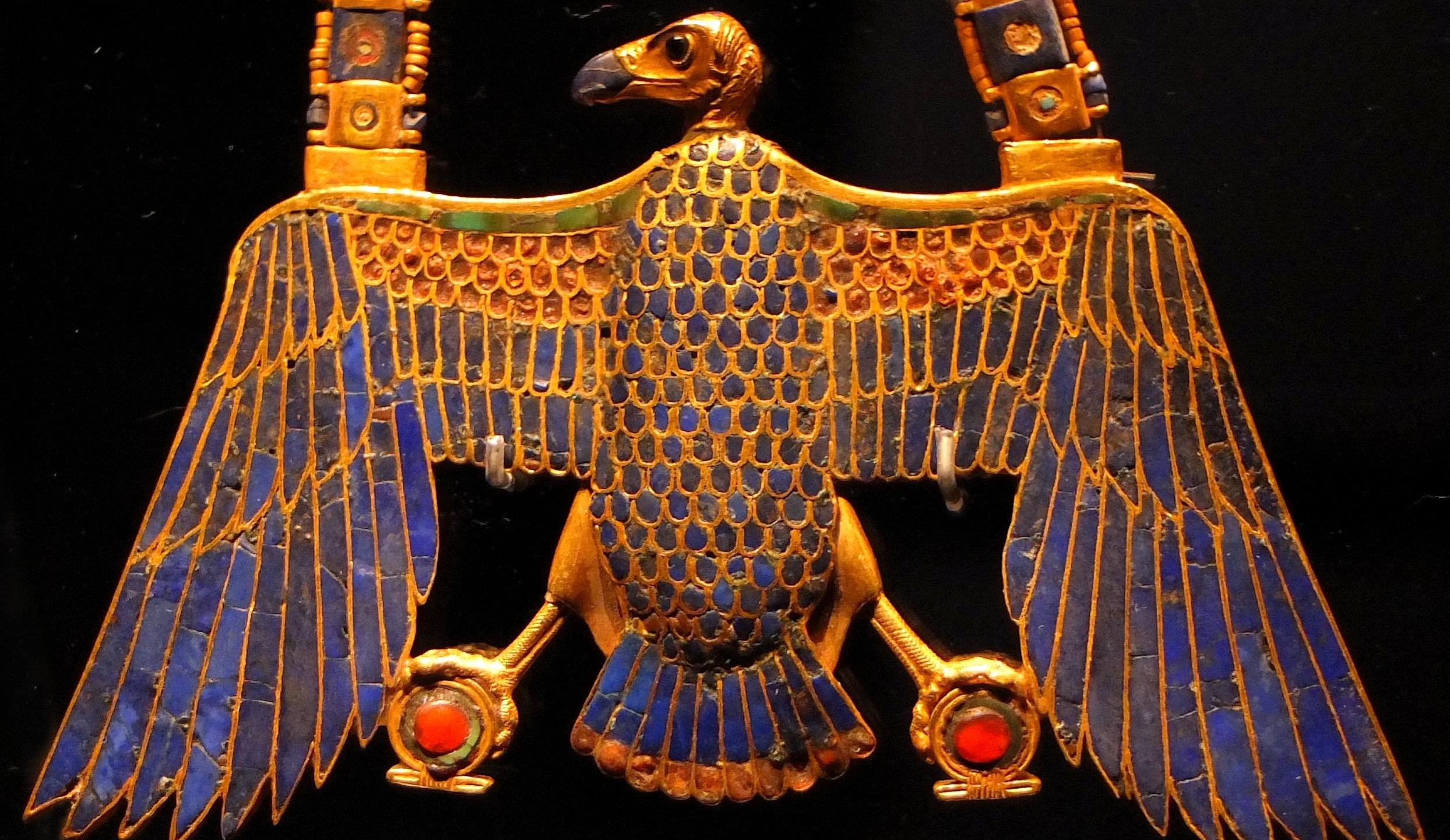 تاریخچه جواهرات ثابت می کند که مد طلا و جواهر می تواند هنر باشد و باید در نظر گرفته شود6