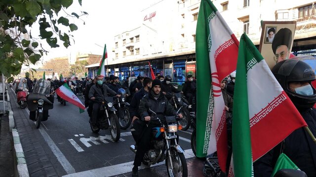 ایران قوی در 42 سالگی انقلاب| نمایشی متفاوت از اقتدار ملت بزرگ ایران / همدلی مردم در راهپیمایی 22 بهمن با حضور خودرویی + تصاویر
