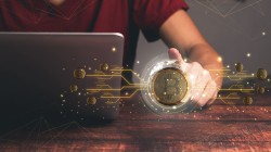 کاهش قیمت بیت‌کوین و اتریوم در 7 آبان | افت هم‌زمان در بازار جهانی رمزارزها