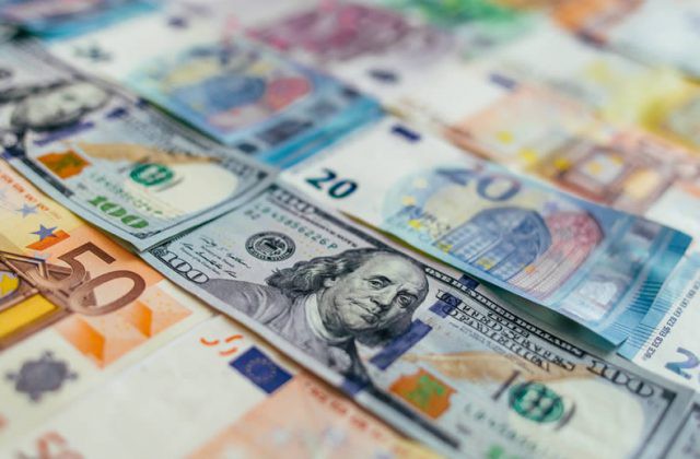 سوئیفت: دلار عقب افتاد/ یورو پرتراکنش‌ترین ارز جهان شد